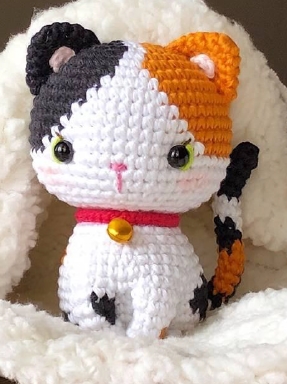 Boneca Amigurumi com cabelo rosa e patins